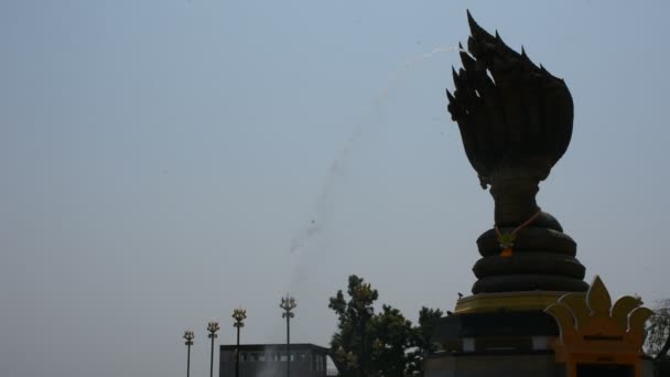 Nakhon Phanom Thailand Oktober Naka Hoofd Groot Standbeeld Aan Rivier — Stockvideo