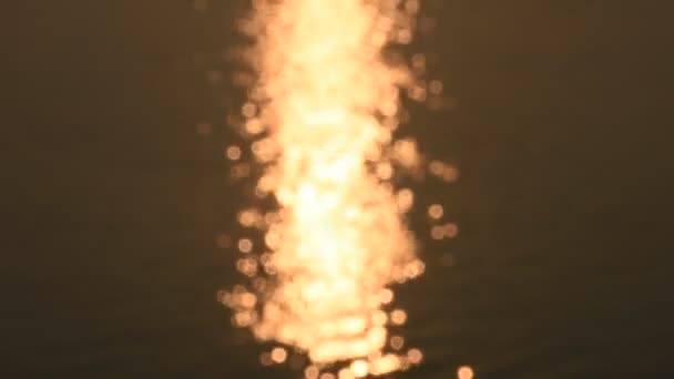 Lumière de réflexion et Bokeh se produisent à partir des eaux de surface de la rivière Mekhong et l'éclairage du soleil dans la matinée à Mukdahan, Thaïlande 