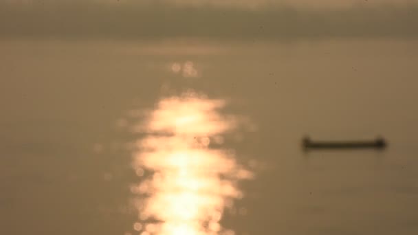 反射光とボケは メコン川の水面とタイのムクダハンでの朝の時間帯の太陽の照明から発生します — ストック動画
