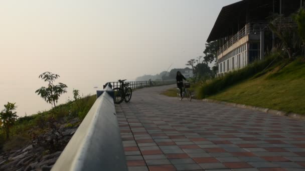 Mukdahan Thailand October Asian Thai People Jogging Exercise Biking Riverside — 비디오