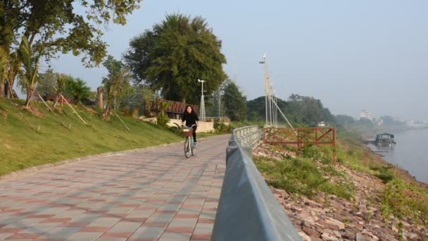 Mukdahan Thailand October Asian Thai People Jogging Exercise Biking Riverside — 비디오