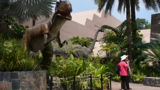 泰国卡拉辛 10月2日 西林多角博物馆和Phu Kum Khao恐龙挖掘场的恐龙模型 游客可于2019年10月2日在泰国卡拉辛游览 — 图库视频影像
