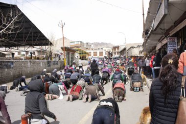 Jammu Kashmir, Hindistan - 20 Mart: Tibetliler yürüyüş geçidi