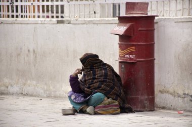 Jammu Kashmir, Hindistan - 19 Mart: Yaşlı Hintli kadın dilenci veya unt