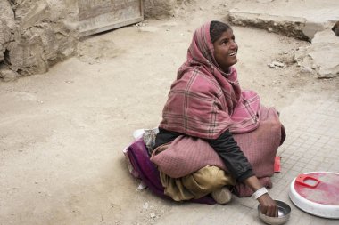 Jammu Kashmir, Hindistan - 19 Mart: Hintli kadın dilenci veya el değmemiş