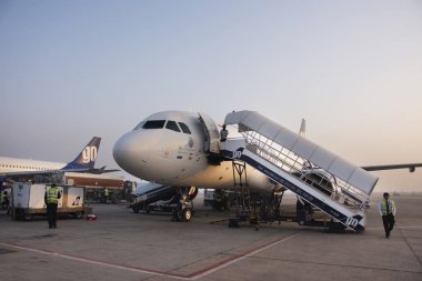 Uçak ve Hint halkı bagga çıkarmak ve yükleme hazırlamak