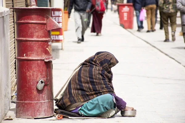 JAMMU KASHMIR, INDIA - MARCH 19 : Old indian women beggar or unt — ストック写真