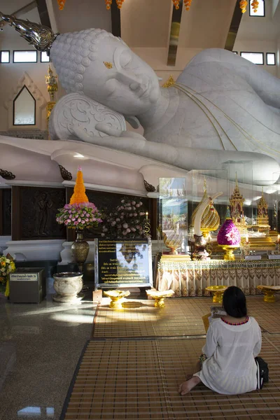 Grande statua di marmo di Buddha reclinabile per persone e viaggiatori tr — Foto Stock