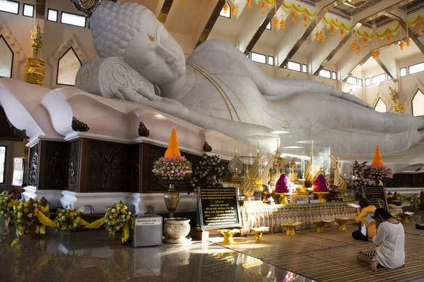 Large reclining Buddha marble statue for people and travelers tr — Stock Photo, Image