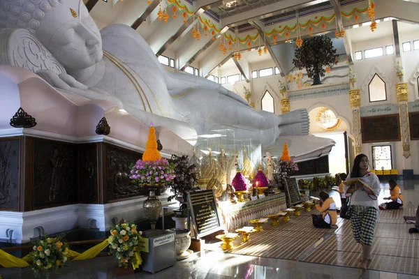 Velká ležící Buddhova mramorová socha pro lidi a cestovatele tr — Stock fotografie