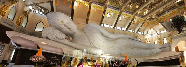 Grande statua di marmo di Buddha reclinabile per persone e viaggiatori tr — Foto Stock