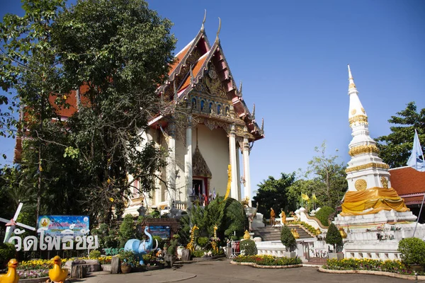 Tailandês pessoas e viajantes estrangeiros viagem visita e respeitar prayi — Fotografia de Stock
