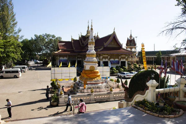 Тайцы и иностранные путешественники путешествуют посетить и уважать Prayi — стоковое фото