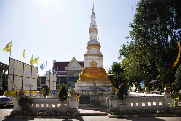 Thailänder und ausländische Reisende besuchen uns und respektieren das Gebet — Stockfoto