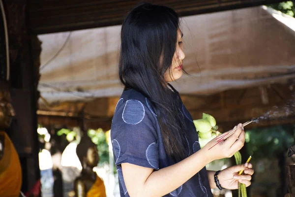 Las mujeres tailandesas viajan de visita y respetan la oración Luang Phra —  Fotos de Stock