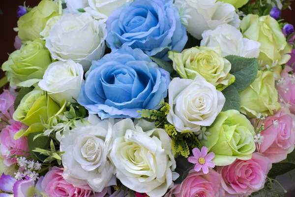 Красочные пластиковые розы и другие цветы для украшения и меха — стоковое фото