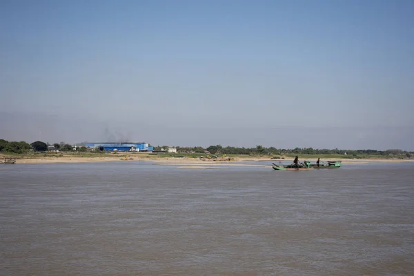 Laos personas trabajando arena succión draga barco a orillas del río de mí — Foto de Stock