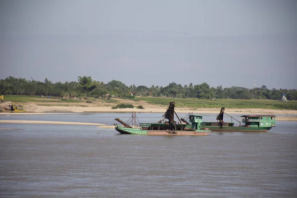 Laos persone che lavorano draghe di aspirazione sabbia barca al fiume di me — Foto Stock