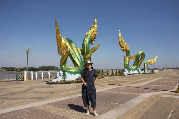 Viajeros mujer tailandesa tomar una foto con la estatua de Naga en Lugares de interés un — Foto de Stock