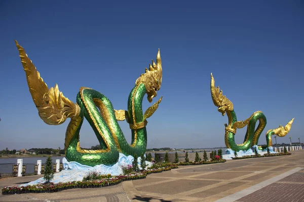 Lugares de interés y mirador con la estatua de Naga de la ciudad de Nongkhai en el río — Foto de Stock