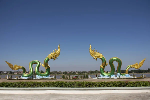 Sehenswürdigkeiten und Aussichtspunkt mit Naga-Statue der Stadt Nongkhai am Fluss — Stockfoto
