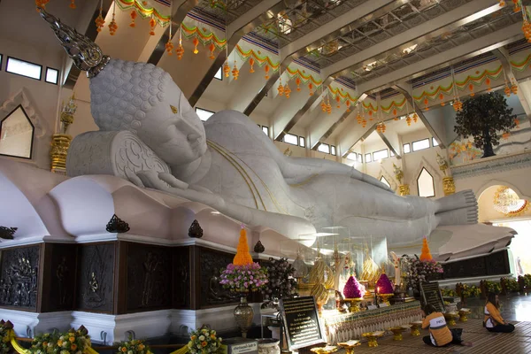 Gran estatua de mármol de Buda reclinable para personas y viajeros tr —  Fotos de Stock