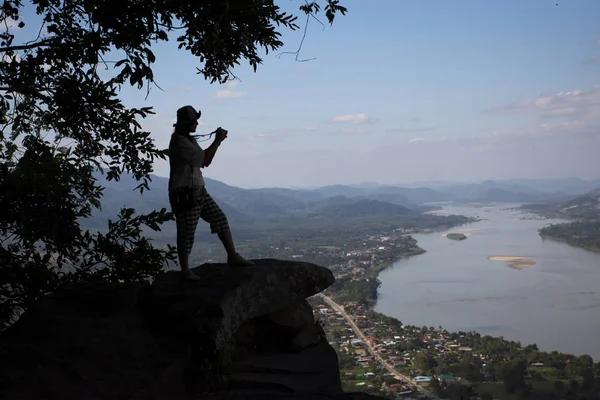 Mujer tailandesa visita de viaje y posando tomar una foto en la cresta de piedra de — Foto de Stock