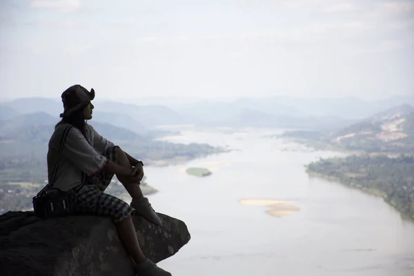 Азиатская тайская женщина путешествовать визит и позировать сидя на хребте камень — стоковое фото