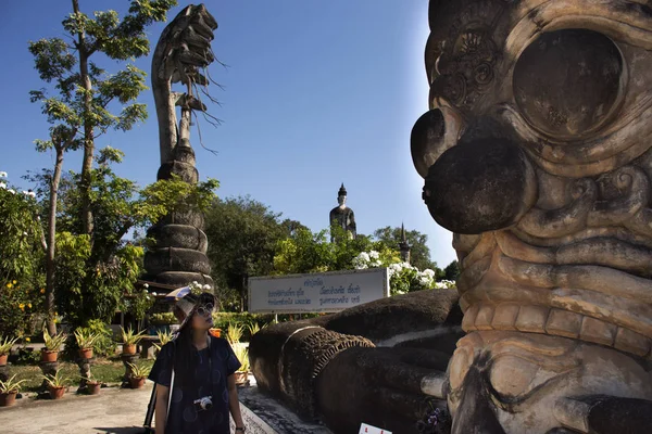 Viajeros tailandeses visitan la sala Kaew Ku o Keoku fanta — Foto de Stock