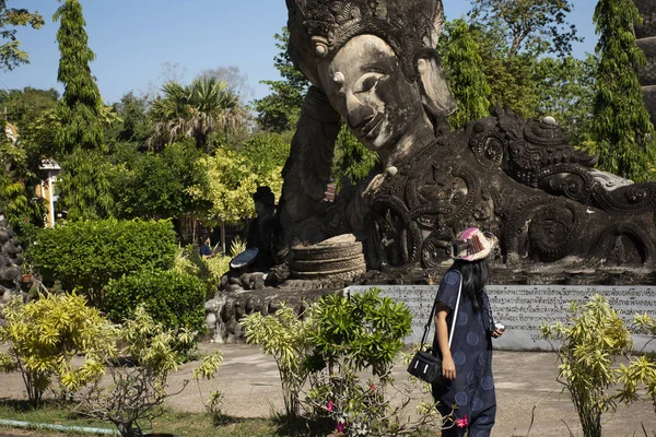 Viajeros tailandeses visitan la sala Kaew Ku o Keoku fanta — Foto de Stock