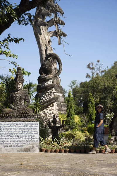 Viajeros tailandeses visitan la sala Kaew Ku o Keoku fanta —  Fotos de Stock