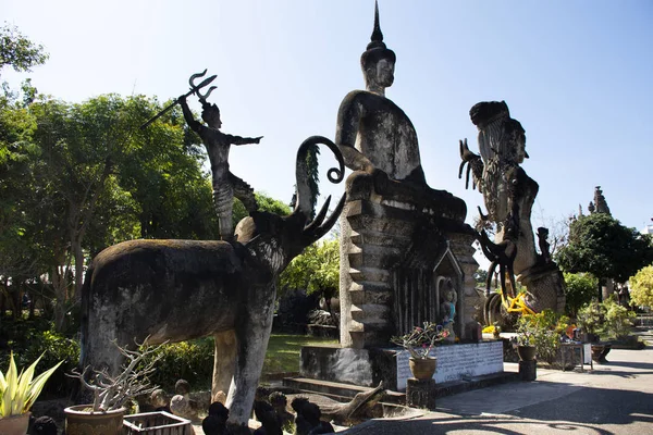 Sala Kaew Ku ou Sala Keoku fantástico parque de escultura de concreto qui — Fotografia de Stock