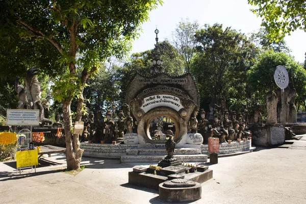 Sala Kaew Ku o Sala Keoku fantástico parque de esculturas de hormigón qui —  Fotos de Stock
