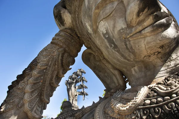 Sala Kaew Ku або Sala Keoku фантастичний бетонний скульптурний парк qui — стокове фото