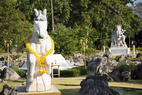 Estátua de deus Brahman hindu no exterior do jardim de decoração para tha — Fotografia de Stock