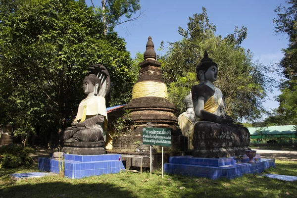 Estatua de tres budas en el jardín al aire libre en pagoda para la gente tailandesa —  Fotos de Stock
