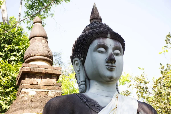 Три статуи Будды в саду на открытом воздухе в пагоде для тайцев — стоковое фото