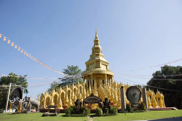 500 szczytów Chedi lub stupa dla ludzi z Tajlandii i podróży zagranicznych — Zdjęcie stockowe