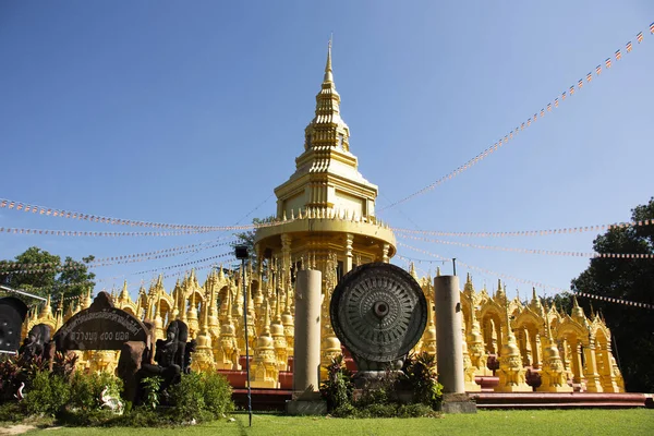 500 pinacles Chedi ou stupa pour le peuple thaï et le travele étranger — Photo