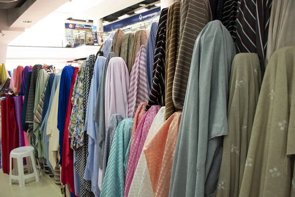 Material de tela con accesorios de la tienda de ropa para peop tailandés — Foto de Stock