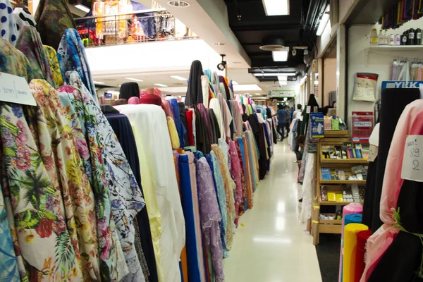 Material de tela con accesorios de la tienda de ropa para peop tailandés — Foto de Stock