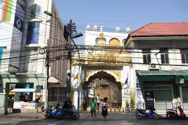 Route de la circulation et les gens traversent la route de Chakphet avant de Ind — Photo