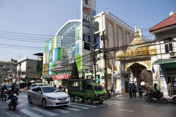 Traffic road and people walking cross Chakphet road front of Ind — Stok fotoğraf