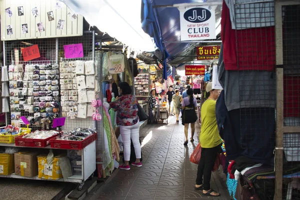 Gente tailandesa caminando seleccionar y comprar material de tela con accesos — Foto de Stock