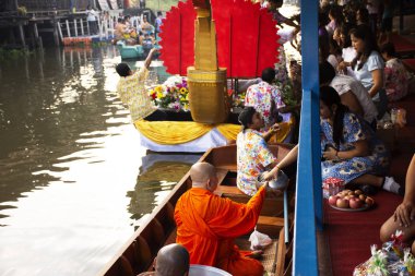 Taylandlılar dua ediyor. Rahiplere yemek falan ikram ediyorlar.