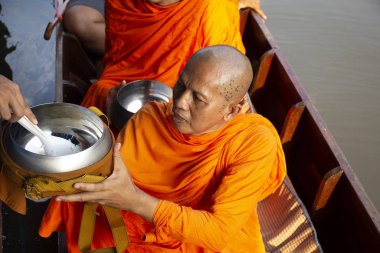 Taylandlılar dua ediyor. Rahiplere yemek falan ikram ediyorlar.