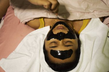 Taylandlı kadınlar kız kardeş için uyur spa yapar, maske takar ve fevkalade ovalarlar.