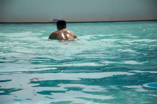 Thai uomini grassi nuotare e giocare in acqua a piscine di spor — Foto Stock