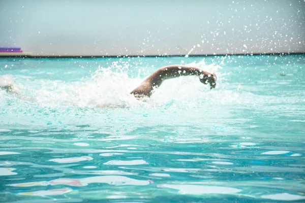 Thaise dikke mannen zwemmen en spelen in het water bij zwembaden van spor — Stockfoto