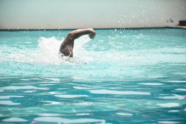 Thai gros hommes nagent et jouent dans l'eau aux piscines de spor — Photo